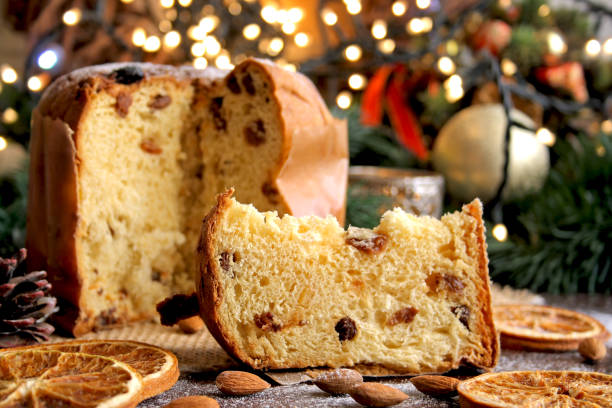 panettone-traditionelle italienische weihnachtskuchen - fruitcake christmas christmas cake food stock-fotos und bilder