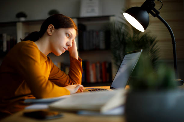 zaniepokojona nastoletnia dziewczyna studiuje późno w domu - learning boredom studying child zdjęcia i obrazy z banku zdjęć