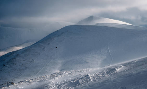 snow covered mountain slope in last evening sunlight. magnificent windy dusk on tops above picturesque alpine ski resort, dragobrat, ukraine, carpathian mountains. - dragobrat imagens e fotografias de stock