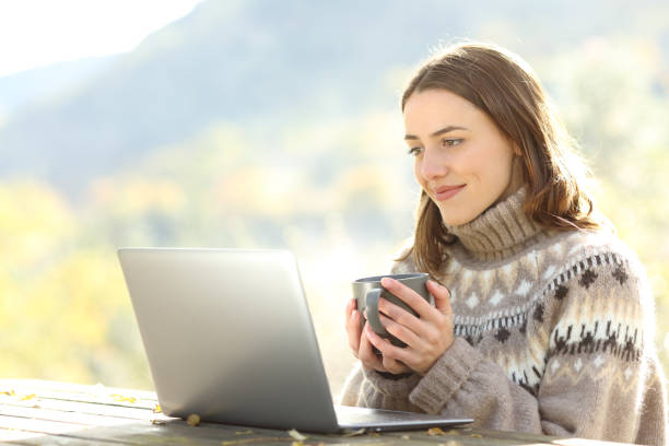 mujer en el desayuno viendo contenido portátil en invierno - mountain stream fotografías e imágenes de stock