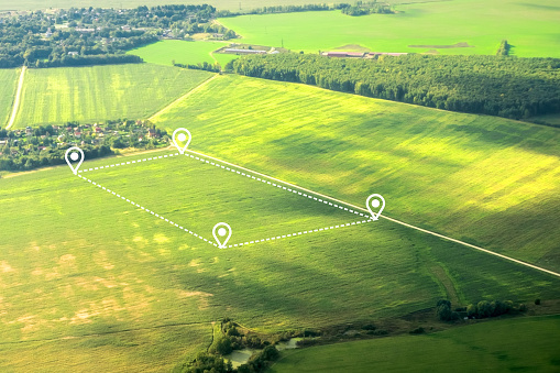 Vista aérea del campo verde, el punto de posición y la línea de contorno para mostrar la ubicación y el área. Un terreno para propiedad, venta, desarrollo, alquiler, compra o inversión. photo