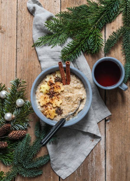 desayuno gachas de avena con especias navideñas - baked apple food meal dessert fotografías e imágenes de stock