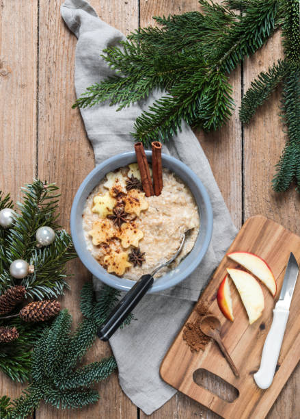 porridge de farine d’avoine de petit déjeuner avec des épices de noël - baked apple food meal dessert photos et images de collection