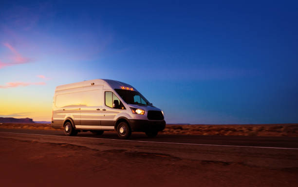 furgoneta de reparto blanca conduciendo por carretera rural en monument valley arizona - furgoneta fotografías e imágenes de stock