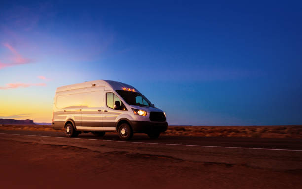 furgone con consegna bianca che guida su strada rurale nella monument valley arizona - delivery van foto e immagini stock