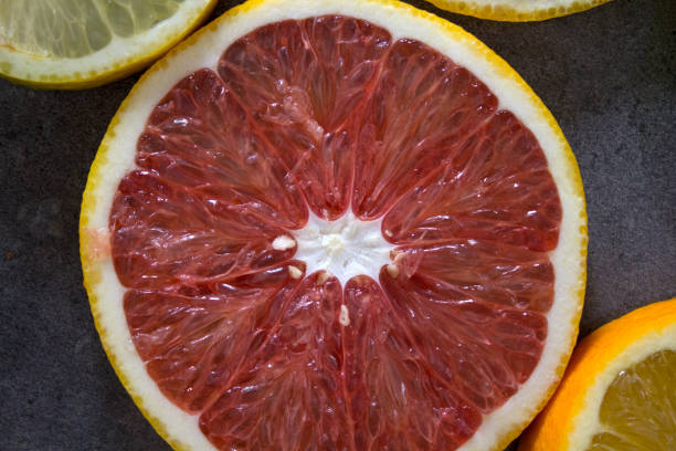 ブラッドオレンジマクロ写真。フルーツの食感をクローズアップ。 - lemon textured peel portion ストックフォトと画像