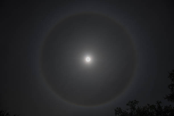 22° halo around the moon 22° halo around the moon sundog stock pictures, royalty-free photos & images
