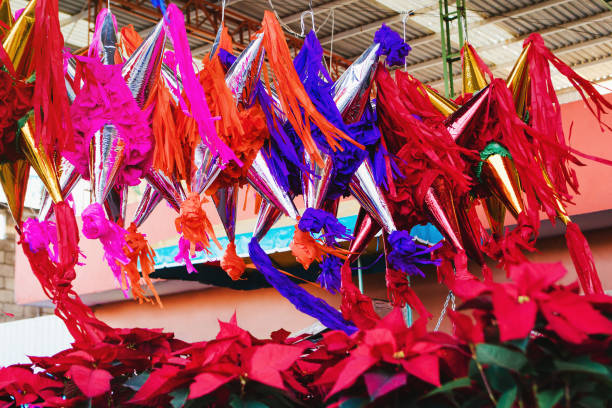 piñatas mexicaines pour noël dans un marché traditionnel au mexique - pinata mexico christmas mexican culture photos et images de collection