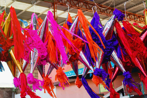 piñatas mexicaines pour noël dans un marché traditionnel au mexique - pinata mexico christmas mexican culture photos et images de collection