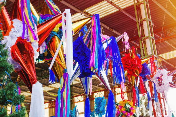 piñatas messicane per natale in un mercato tradizionale in messico - pinata mexico christmas mexican culture foto e immagini stock