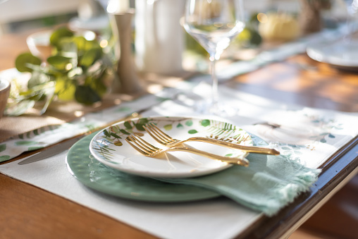 Stylish holiday tablescape for the holidays
