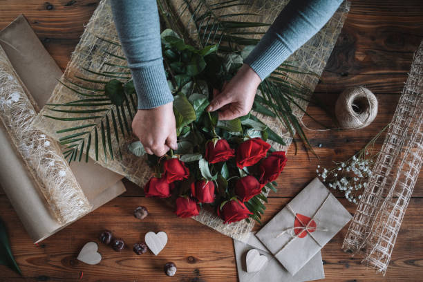 bouquet di fiorista di rose rosse per san valentino. - rose valentines day bouquet red foto e immagini stock