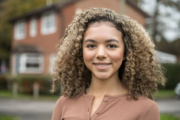 portrait of cheerful mixed race teenage girl - 16 imagens e fotografias de stock