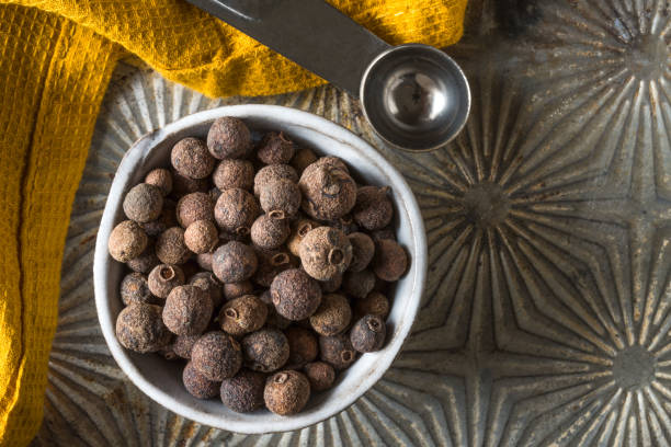 allspice entier dans un bol - quatre épices photos et images de collection