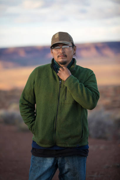 zuversichtliche navajo mann porträt in monument valley - navajo national monument stock-fotos und bilder