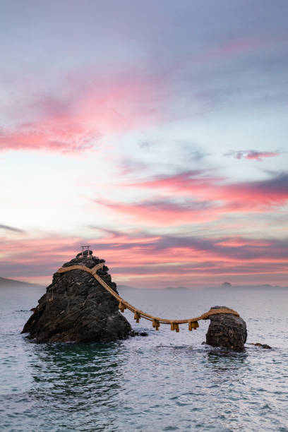 meoto iwa rocce sposate di ise, prefettura di mie al tramonto - ise foto e immagini stock