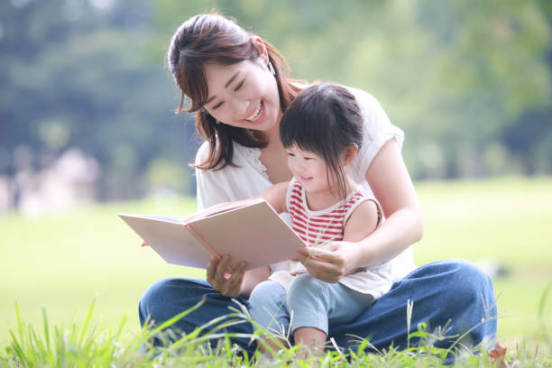 genitori e bambini che leggono libri - child reading mother book foto e immagini stock