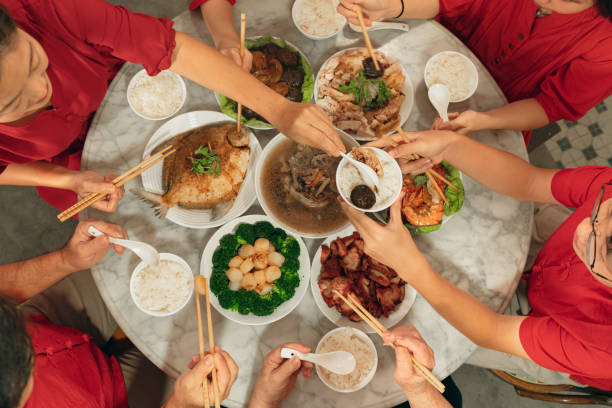 overhead-ansicht eines chinesischen neujahrstreffens dinner-aktivität - chinese cuisine stock-fotos und bilder