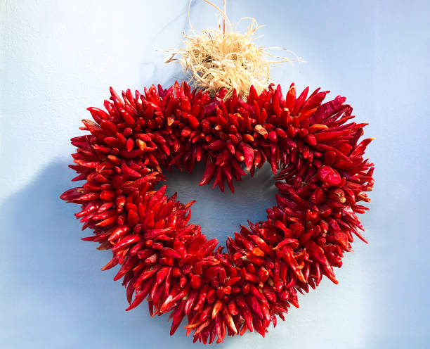 santa fe stil: weihnachten chili pfeffer ristra herz kranz - wreath chili pepper pepper ristra stock-fotos und bilder