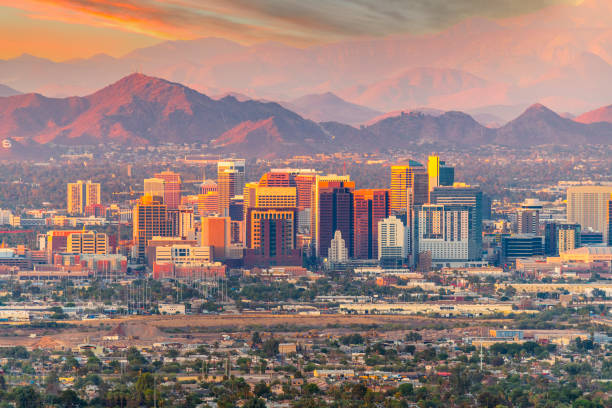 phoenix, arizona skyline in der dämmerung - phoenix downtown district skyline city stock-fotos und bilder