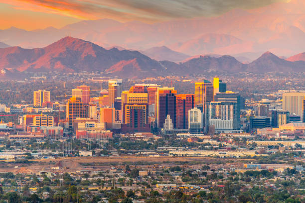 phoenix, arizona skyline at dusk - phoenix arizona imagens e fotografias de stock