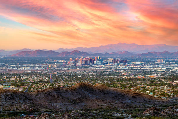 phoenix, arizona skyline ao anoitecer - phoenix arizona city road - fotografias e filmes do acervo