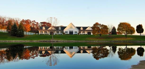 autumn barn reflected - casa de fazenda imagens e fotografias de stock