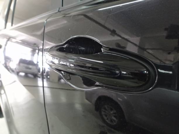 istock Door Handle Cars 1288762771