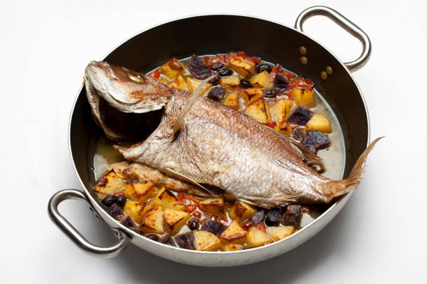 pesce in padella con patate - prepared fish prepared snapper freshness roasted foto e immagini stock