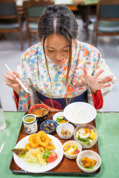 mulher japonesa em quimono surpreendeu olhando para a comida - salad japanese culture japan asian culture - fotografias e filmes do acervo