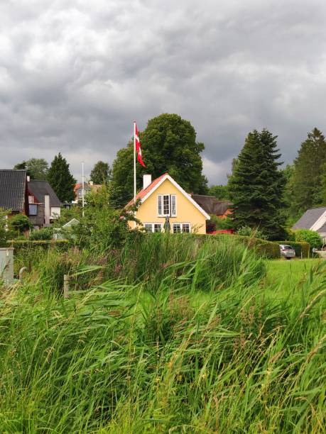 夏の雨の前の村 - denmark house flag danish flag ストックフォトと画像