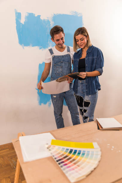 istock Choosing a color for their new room 1288799785