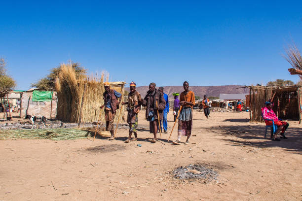 adolescenti namibiani per strada, visti a opuwo, capitale della regione di kunene in namibia - africa south africa child african culture foto e immagini stock