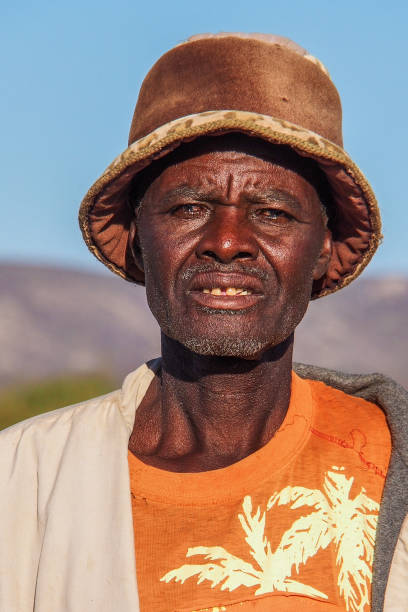 vecchio uomo namibiano per strada, visto a opuwo, capitale della regione di kunene in namibia - student outdoors clothing southern africa foto e immagini stock