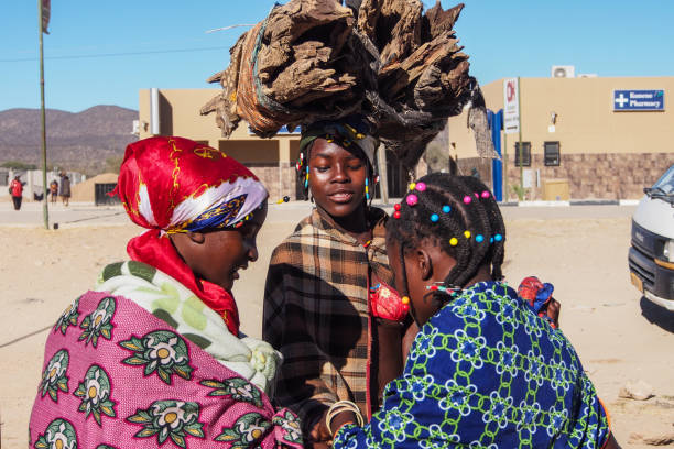 donne namibiane per strada, viste a opuwo, capitale della regione di kunene in namibia - africa south africa child african culture foto e immagini stock