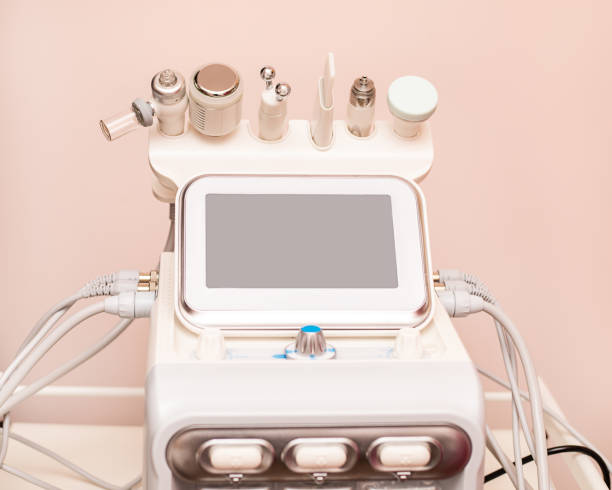 Attachments to device Hydradermabrasian facial skin care machine in spa clinic for anti-aging or acne treatment. The concept of aesthetic medicine, beauty tools, latest technologies in beauty industry adjuntos a la máquina de cuidado facial de la piel hydrafacial en la clínica de spa para el tratamiento contra el envejecimiento o el acné. el concepto de medicina estética, herramientas de belleza, las últimas tecnologías en la industria de la belle