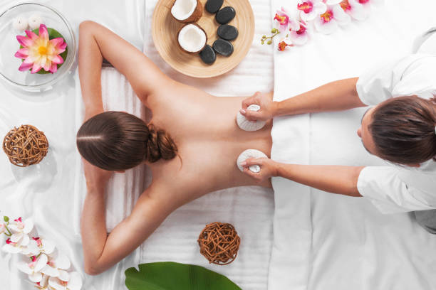 mulher em massagem tailandesa de spa - herbal compress balls - fotografias e filmes do acervo