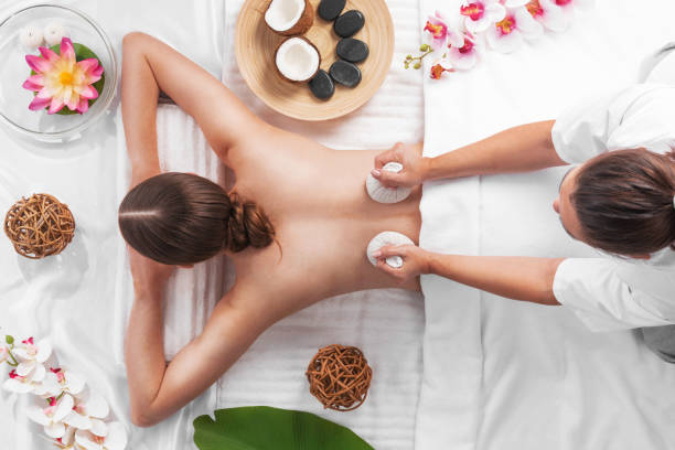 женщина в спа-тайский массаж - lotus spa treatment health spa women стоковые фото и изображения
