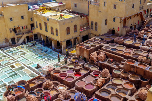 vista aérea dos curtumes de couro coloridos de fez, marrocos - moroccan tannery - fotografias e filmes do acervo