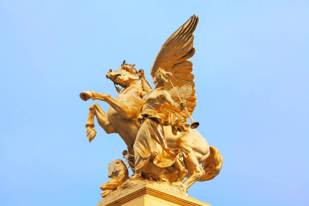 estatua dorada de pegaso en poder de la fama - mitologia griega fotografías e imágenes de stock