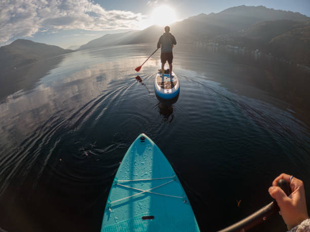 스탠드 업 패들 보드에 노를 저어 여자의 1 인칭 포인트 - surfing paddling surfboard sunset 뉴스 사진 이미지