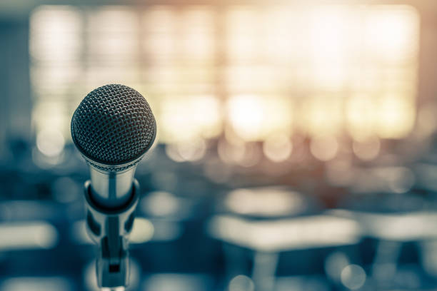Microphone voice speaker in business seminar, speech presentation, town hall meeting, lecture hall or conference room in corporate or community event for host or townhall public hearing altavoz de voz de micrófono en seminario de negocios, presentación de discursos, reunión del ayuntamiento, sala de conferencias o sala de conferencias en evento corporativo o comunitario para la audiencia pública del anfitrión o del ayuntamiento