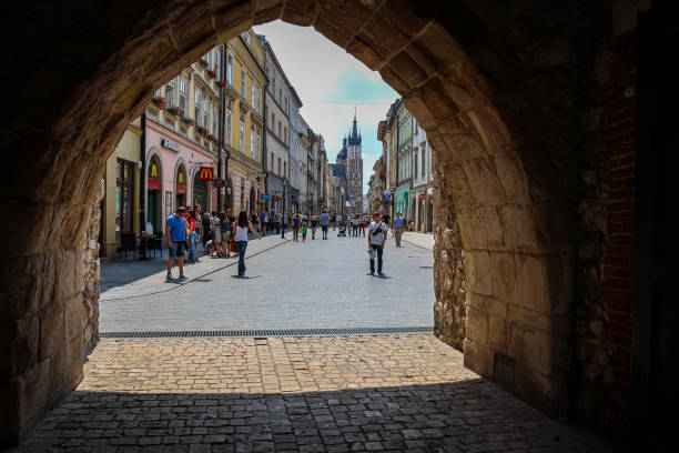 l’entrée de l’arcade à la porte saint-florian à la rue florianska dans la vieille ville de cracovie, pologne - florianska street photos et images de collection