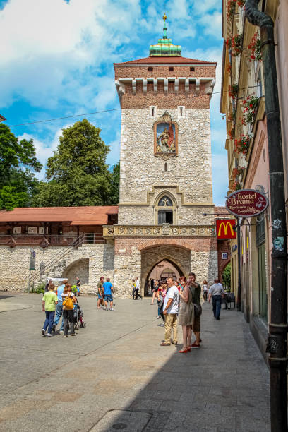 puerta de san florián en la entrada del casco antiguo de cracovia en la calle florianska, cracovia, polonia - florianska street fotografías e imágenes de stock