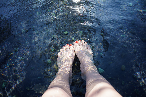 Footbath - A soothing moment to put your feet in the hot springs.
Women's feet. Foot Care. Shooting outdoors.
Shallow foot-only hot spring.
The surface of the water ripples.
At the bottom of the footbath is paved with pebbles in the footbath.
Taken in Tokyo, Japan.