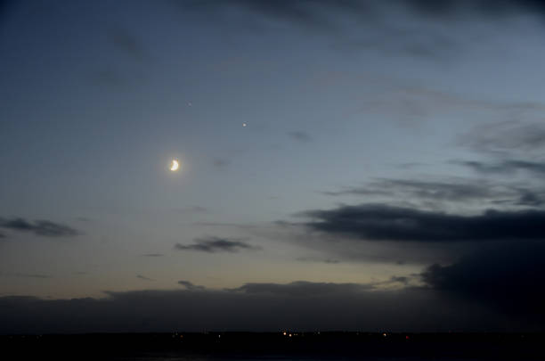 lune, jupiter et saturne conjonction au-dessus de la mer - meetup photos et images de collection