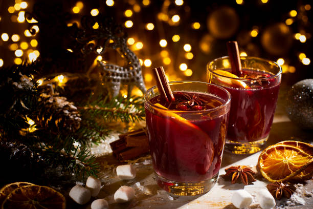 dos copas de vino caliente en decoraciones navideñas - mulled wine punch cocktail christmas fotografías e imágenes de stock