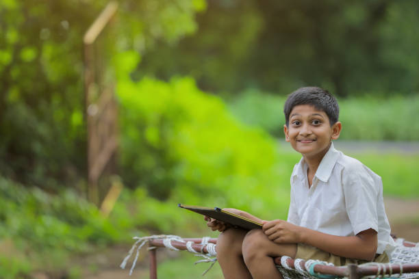 netteindische skleine kind lernen zu hause - reading and writing little boys reading asian ethnicity stock-fotos und bilder