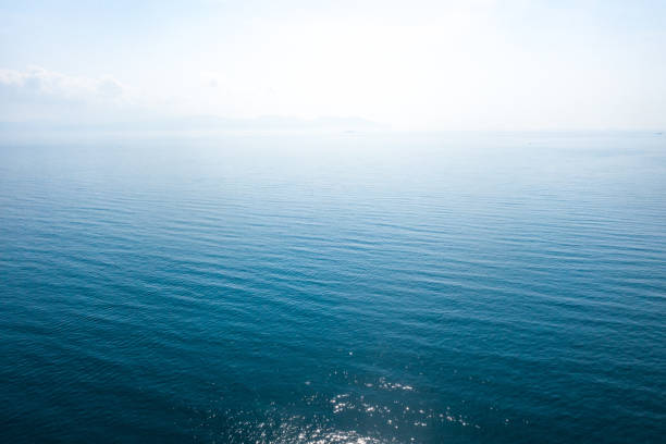 ondas sobre la superficie del agua azul - clear sky hong kong island hong kong china fotografías e imágenes de stock