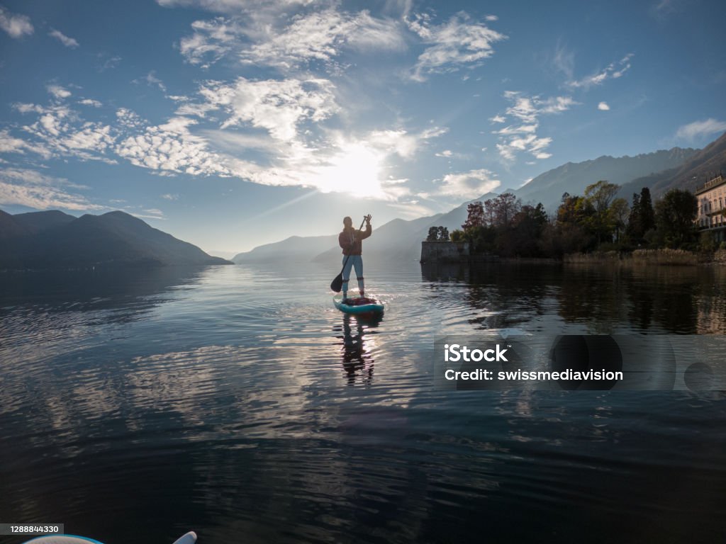 Erster Blick auf eine Frau, die auf einem Stand-Up-Paddle-Board paddelt - Lizenzfrei Natur Stock-Foto